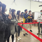 新業(yè)營建、客服、設(shè)計團隊與YKK團隊，一同於兆立風(fēng)雨實驗室，進行氣密窗的氣密性、水密性及抗風(fēng)壓性能測試。