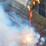 點(diǎn)燃火紅的炮仗，響徹的聲響，繚繞著基地，象徵圓滿吉祥好兆頭。