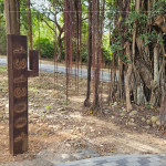 《1313001/所在》由兩位藝術(shù)家-許芝綺、張婷雅攜手創(chuàng)作，以「寫生」為起點(diǎn)、金屬為筆，感受大自然與土地，將每一次的觀察與體驗(yàn)，化為細(xì)膩的記錄。