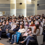 偌大的會(huì)場(chǎng)，早已座無(wú)虛席，眾人引頸期盼等待著講師的精采演說(shuō)。
