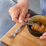 細(xì)緻綿密的麵茶，加入熱騰騰的開水，順時(shí)針的輕輕攪動(dòng)，瞬間香味四溢，咀嚼難以忘卻的鹹香滋味。