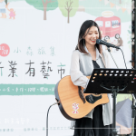 街頭藝人溫柔的樂(lè)音與清新的嗓音，蔓延至市集的每一處角落。