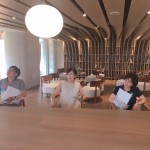 松鼠調(diào)皮地把書藏在「樹幹上」及「樹洞裡」！神奇的空間、不平凡的書架設(shè)計，從直線向上延伸至天花板曲面的翻轉(zhuǎn)變化，讓冰冷建築頓時有了藝術(shù)的溫度！