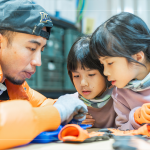 大小朋友全神貫注，將有獨(dú)特香味、葉子形狀與楓葉相似的「楓香」果實(shí)，製作成獨(dú)一無二的小小飾品。