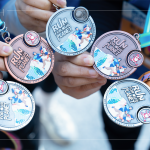 賽後同仁一一亮出閃亮的路跑獎牌，完成目標(biāo)後的感動不言而喻。