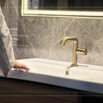 一體瓷檯盆的選用，擁有典雅大器的檯面，整潔不易卡垢，邊框的溝槽設(shè)計，可大幅降低噴濺情況，打造專屬好感衛(wèi)浴。