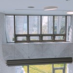 窗框外象徵樹(shù)鬚的弧形遮陽(yáng)板，曲線美學(xué)講究對(duì)線之細(xì)節(jié)。