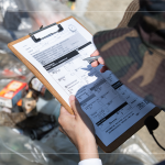 透過ICC紀(jì)錄表，仔細(xì)謹(jǐn)慎地記下回收的垃圾數(shù)量，是在淨(jìng)溪活動(dòng)當(dāng)中最重要的一環(huán)。