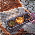 致上臺中在地品牌 ?？死蛩顾?作為伴手禮，62%松露黑巧克力、甜膩焦糖搭配清新海鹽、金萱茶佐南莊手作桂花釀，與家人分享這份純樸心意。