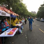 有熟悉的笑容與身影跑進(jìn)了新業(yè)團(tuán)隊(duì)的鏡頭裡，原來(lái)是新業(yè)建設(shè)穆椿松名譽(yù)董事長(zhǎng)（右一）也到場(chǎng)為跑者加油！也讓現(xiàn)場(chǎng)加油團(tuán)隊(duì)士氣大振！