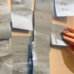 透過課間互動，與各部門主管探討『新業(yè)員工應(yīng)具備的能力或條件』，『主動、積極、樂觀』的理念，時(shí)常深刻烙印在每位新業(yè)夥伴心中。