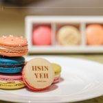 致上由法國(guó)甜點(diǎn)師傅經(jīng)營(yíng)品牌 ＃Habibi_macaron，研發(fā)出減糖20%，並結(jié)合臺(tái)灣在地特有食材，在這感恩季節(jié)，與新業(yè)家人分享。