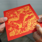 致贈(zèng)版畫(huà)藝術(shù)家設(shè)計(jì)馬年方斗春聯(lián)，『駿馬飛越．馬到成功』，象徵希望穩(wěn)固、納福迎祥、萬(wàn)壽無(wú)疆，將這份祝福與溫暖延續(xù)下去。