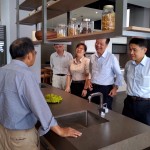 新業(yè)建設(shè)卓勝隆董事長（左）偕同簡福榮總經(jīng)理（右二）及邱正光副總經(jīng)理（右一），與團隊成員以「使用效益最大化、備餐步調(diào)多樣化」的角度，討論適合配搭的中島提案，讓掌廚時刻更加游刃有餘。