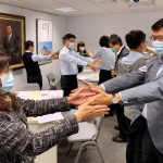 課程過(guò)程中亦有趣味互動(dòng)，就如同與聽(tīng)眾面對(duì)面互動(dòng)的媒介，肢體與語(yǔ)言都非常重要。