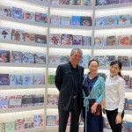 新業(yè)建設(shè)名譽(yù)董事長(zhǎng)穆椿松先生與穆太太、益品書(shū)屋館長(zhǎng)合影。