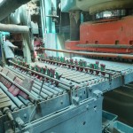 磁磚經(jīng)過壓模削邊的程序後，最後需品管人員以小工具逐一擊打的方式，確認有無瑕疵品在其中，即使瑕不掩瑜，也依然難逃有如般鷹眼般的專業(yè)判斷。