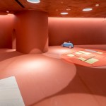 兒童遊戲室天花板的圓孔透下一個(gè)又一個(gè)的光圈交織，明亮之下更顯繽紛。為了視覺(jué)巧思，新業(yè)在天花板也加入珪藻土塗料，防潮瞬乾的特性，讓好動(dòng)、頻頻出汗的孩童們享有暢快呼吸的遊玩空間。－【新業(yè)觀峰】。