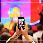 旅英原住民藝術(shù)家—優(yōu)席夫，以自身的旅遊經(jīng)驗(yàn)，分享給新業(yè)住戶們，以風(fēng)趣又知性的角度，探討在地的文化藝術(shù)。