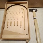 除了室外充滿文藝與悠閒氣息的市集，【新業(yè)宜家】內(nèi)也舉辦「親子手作彈珠臺活動」，讓親子同樂互動。不僅能從中體驗到手作樂趣，也能培養(yǎng)孩子的耐心，並從手邊的材料開始，循著邏輯逐步掌握一項物品組裝的原理。