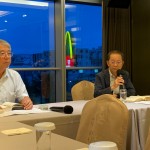 新業(yè)卓勝隆董事長(zhǎng)(右一)在會(huì)議中也肯定同仁的付出，例如：甫於去年交屋的【新業(yè)宜家】榮獲第八屆臺(tái)中市都市空間設(shè)計(jì)-傑出獎(jiǎng)，是匯聚各部門之心力打造的豐碩成果。