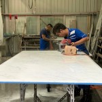 現(xiàn)場師傅熟練地操作拋光機搭配肉眼觀察，就像作畫一樣揮灑。只是打磨拋光屬於「減法的藝術(shù)」，卸除表面凹凸不平且粗糙的表面，不求快但求仔仔細(xì)細(xì)，達到光滑晶透如鏡面的效果。