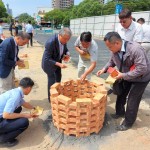 新業(yè)建設 穆椿松名譽董事長（左三）偕同卓勝隆董事長(左二)、邱正光副總經理(左一)帶著虔念，期盼【築願景】工程平安順利。