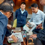 不同的顏色、材質(zhì)、功能性質(zhì)甚至觸感等，排列組合甚至有上千種組合，需要職人根據(jù)多年經(jīng)驗(yàn)，仔細(xì)推敲琢磨並判斷。（圖左一為卓勝隆董事長，圖右二為邱正光副總經(jīng)理）