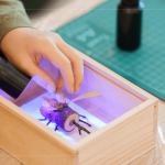 拋下常見的粘著劑，利用最安全的且保持素材原貌的UV光膠進(jìn)行，搭配紫外光手電筒，讓作品快速接著又兼具美觀。