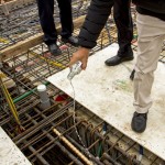 良辰吉時，澆下米酒象徵向天地敬酒，感謝工程順利。