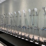 手持式蓮蓬頭與單槍式水龍頭排列展示。新業(yè)職人團(tuán)隊(duì)了解每人偏好的水壓力道不同，享受療癒自我的SPA時光，因此對蓮蓬頭的選擇也格外謹(jǐn)慎周全。