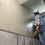 職人一遍一遍的在建築立面抹開，事先的預留溝縫也是門學問。