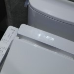 對(duì)於肌膚較為敏感的家人來(lái)說(shuō)，或是在寒冷的天氣中，TOTO智慧免治馬桶都能早一步知道，滿足全家大小的暖心呵護(hù)。