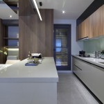 巧思哲學的私廚空間，不論視覺上或?qū)嵱眯远际鞘孢m的生活享受，易清潔不卡垢的檯面材質(zhì)，大手拉小手一抹即淨，配置「不斷電系統(tǒng)」，在停電時，冰箱中的食物也持續(xù)保鮮。