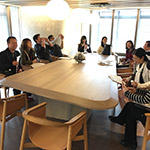 相聚時光，愜意坐在二樓圖書會議室暢所欲言。