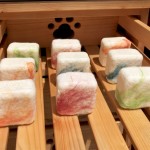 與其他手工皂一樣，最後都需要經(jīng)過晾曬才能開始包裝，經(jīng)過太陽的撫觸，羊毛皂也多了一分溫柔。