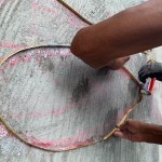 看似金箍圈的銅線，按著藝術(shù)家用粉筆畫好的輪廓，排出不規(guī)則線條。