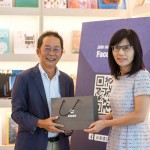 紀念本次講座圓滿，新業(yè)建設 卓勝隆董事長親手贈送伴手禮，代表著一份感謝的心意。