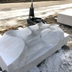 作品完成前，藝術家一敲一鑿的雕刻出一絲一絲的紋路，雖成品讓人滿意，但在打造的過程帶來的感動也毫不遜色。