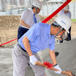 新業(yè)建設(shè)-董事長(zhǎng) 卓勝隆(中)，以金鏟鏟起沙堆，象徵整個(gè)工程的開(kāi)端與順?biāo)?，為往後的臺(tái)中14期築下最宜居的家園。