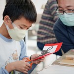 在剪紙練習(xí)，孩子不僅能體驗(yàn)傳統(tǒng)技藝，從中還可以獲得數(shù)學(xué)幾何、對稱的概念，
以及手部肌肉的訓(xùn)練。