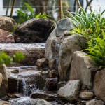 聽瀑踏石，潺潺水流，新業(yè)與景觀團(tuán)隊(duì)親自挑選來(lái)自中部山區(qū)溪流的石頭，希望降低碳足跡。