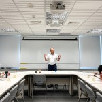 新業(yè)建設(shè)大家長(zhǎng)－穆椿松創(chuàng)辦人（圖中）藉由小故事帶出新業(yè)理念，以「主動(dòng)、積極、樂觀」的態(tài)度去面對(duì)問(wèn)題，方方面面不妥協(xié)的堅(jiān)持，分享其中的經(jīng)營(yíng)哲學(xué)。