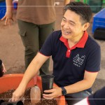 新業(yè)建設(shè) 邱正光 副總經(jīng)理 帶領(lǐng)新業(yè)職人們一同參與原生苗木培育-換盆作業(yè)，以實(shí)際行動(dòng)公益，喚起同仁們對(duì)臺(tái)灣山林的關(guān)注。