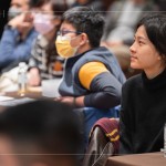 靜靜地聆聽著講師的分享，一筆一劃，道出老師傅的匠心獨具，與一段代代相傳的故事。