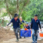 新業(yè)同仁們分工將所需要的工具、水、小樹苗等，步行約400公尺，抵達(dá)本次防火林帶建置的位置。