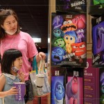 原先在腦中的五元老(樂(lè)樂(lè)、憂憂、怒怒、厭厭、驚驚)，被新來(lái)的情緒朋友關(guān)起來(lái)了！會(huì)有什麼樣的冒險(xiǎn)等著他們呢？