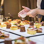 灑落雪般的糖粉，一場場精心的味覺饗宴即將上演！