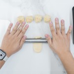 初體驗(yàn)包月餅的新業(yè)同仁，一步步跟著講師的詳細(xì)教學(xué)，從秤重、桿捲、包覆、裝飾，到送入烤箱。 