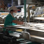 窯場師傅細心的檢驗每一片磁磚，不斷的反覆確認，感受每一分的精準細節(jié)。